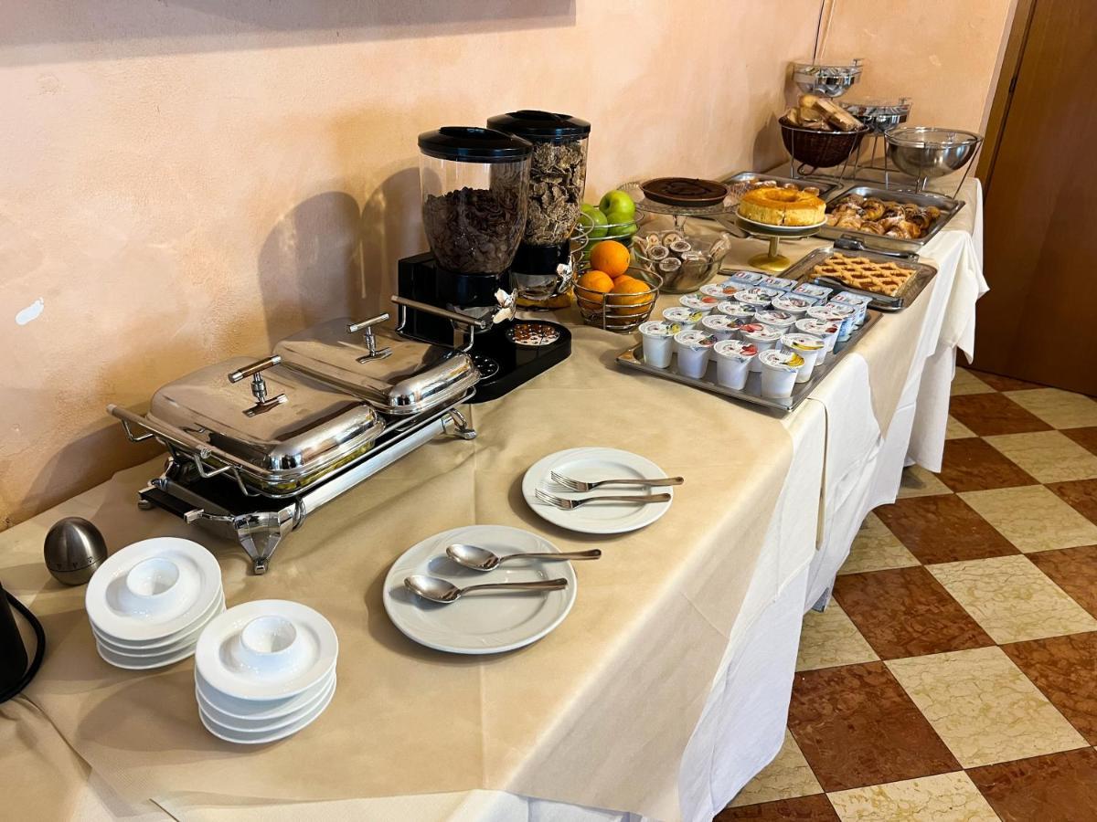 Hotel Marina Torri Del Benaco Eksteriør billede