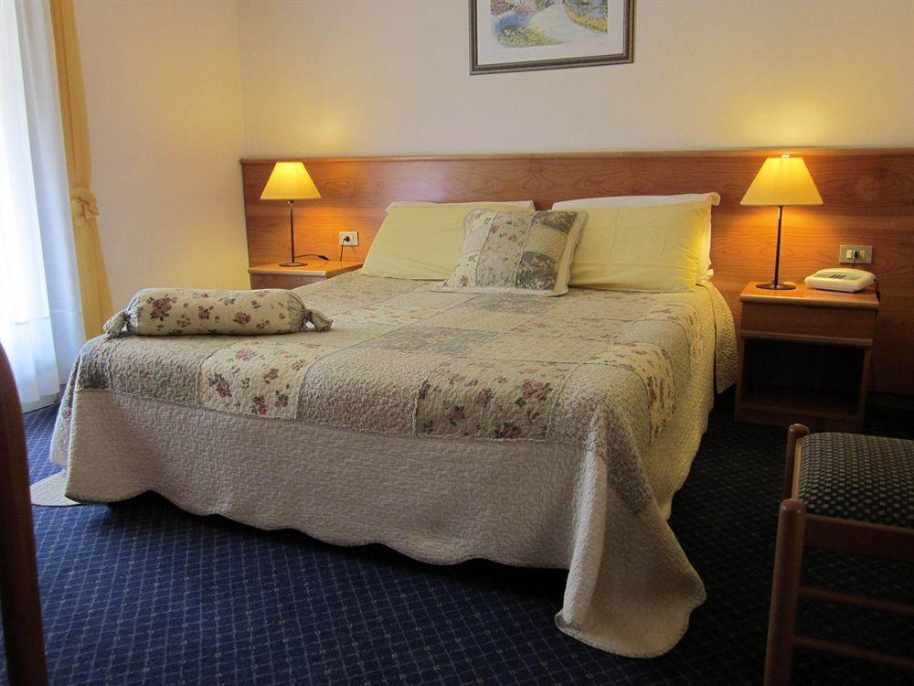 Hotel Marina Torri Del Benaco Eksteriør billede
