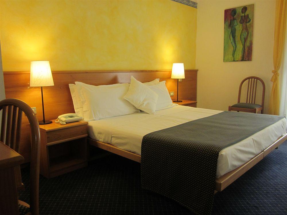 Hotel Marina Torri Del Benaco Eksteriør billede